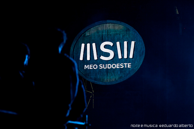 Meo Sudoeste com muita cor e pirotecnia