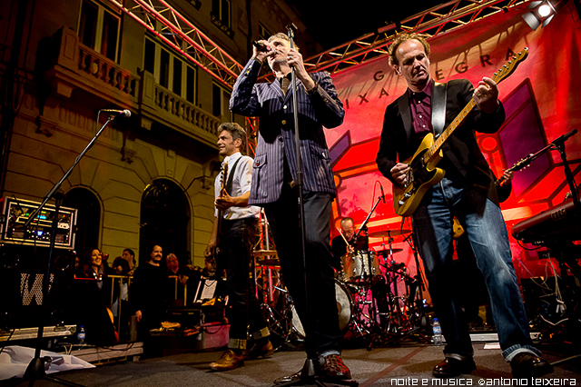 GNR surpreenderam fãs com concerto surpresa na baixa do Porto [fotogaleria]