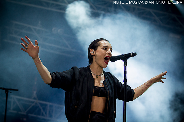 Savages no NOS Alive: o Palco Heineken ficou de joelhos bem cedo