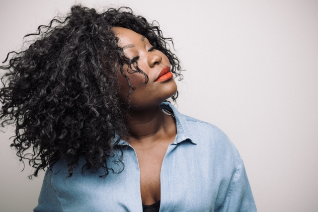 Deolinda Kinzimba em entrevista: "Este disco é o principio de um caminho onde eu tento levar a minha voz mais longe"