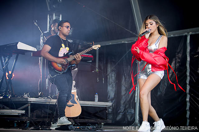 Bárbara Bandeira: o Globo de Ouro no MEO Marés Vivas. Vê aqui a galeria de fotos do concerto Bárbara Bandeira: o Globo de Ouro no MEO Marés Vivas. Vê aqui a galeria de fotos do concerto