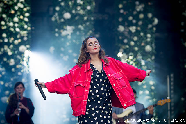 MEO Marés Vivas: o Porto foi "Casa" para a magia de Carolina Deslandes. Confere aqui a galeria de fotos do concerto