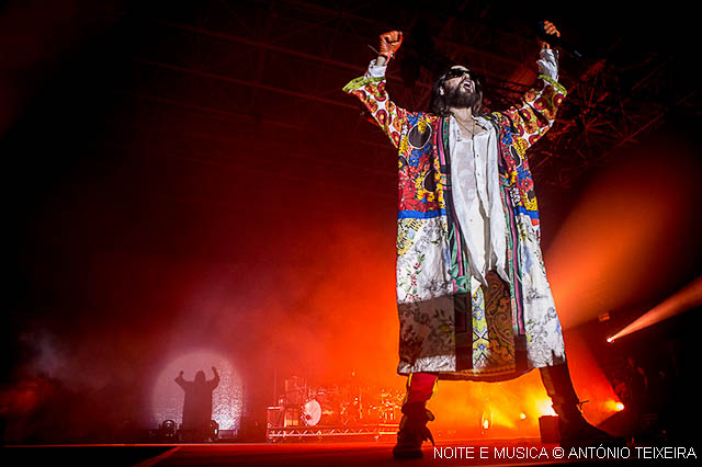 Balões, fãs em palco e despachado em hora e meia. Assim foi o concerto dos Thirty Seconds To Mars no Altice Forum Braga [fotos + texto]