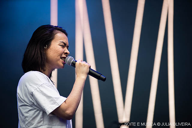 Mitski no Vodafone Paredes de Coura: Atuação intrigante de uma artista peculiar