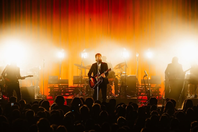 Father John Misty no Campo Pequeno: Pregar ao deserto