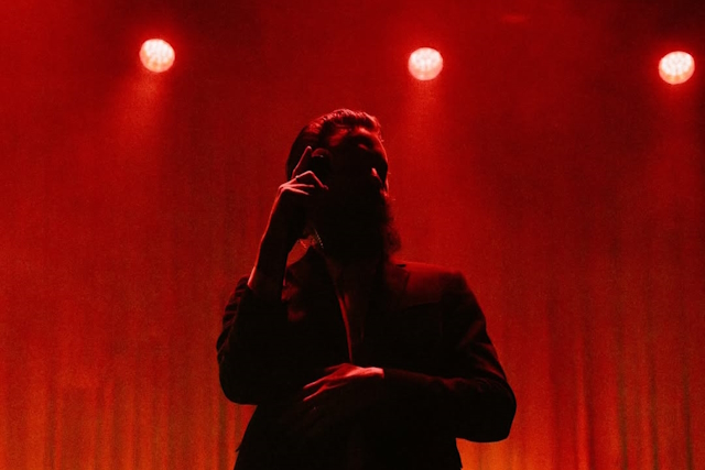 Father John Misty no Campo Pequeno: Pregar ao deserto